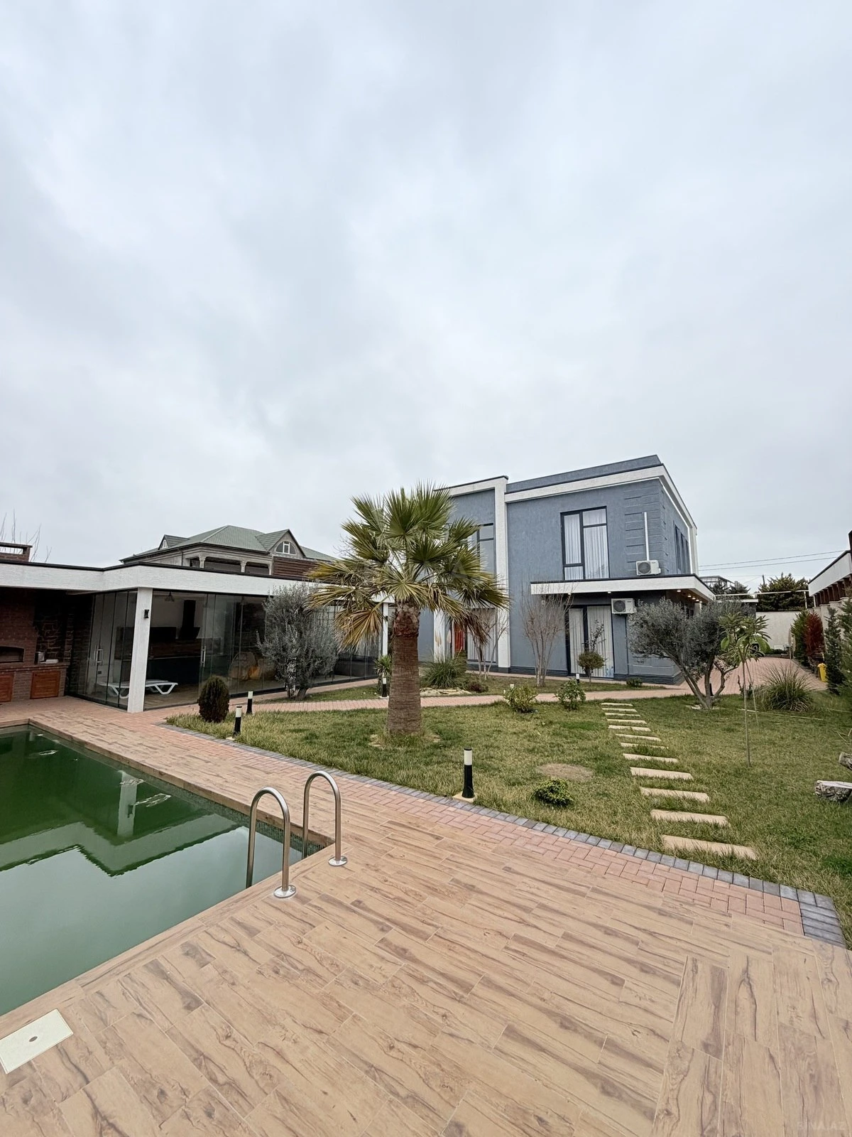 Kirayə verilir 5 otaqlı həyət evi 280 m²