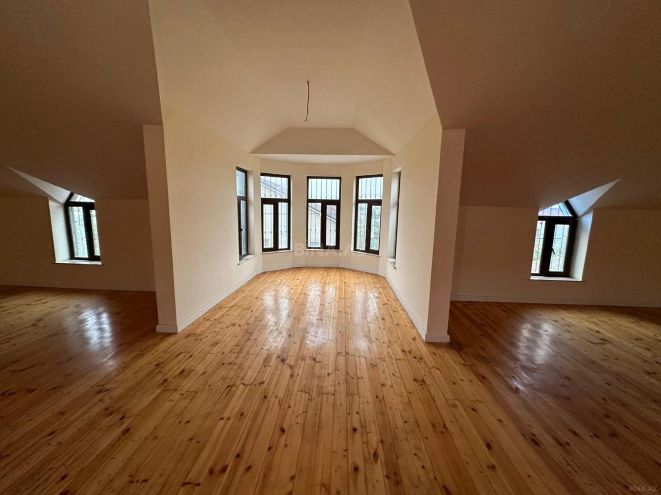 Satılır 6 otaqlı həyət evi 340 m²
