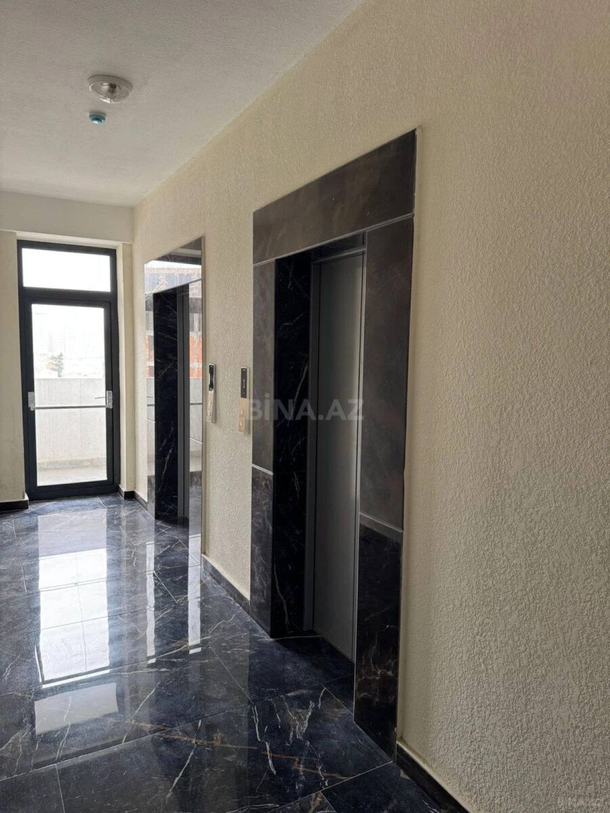 Satılır 2 otaqlı mənzil 92 m²