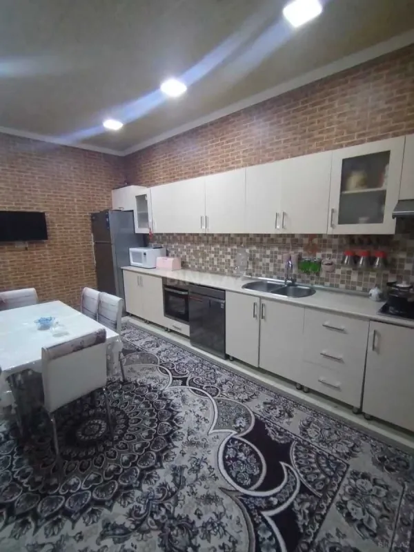 Satılır 5 otaqlı həyət evi 200 m²