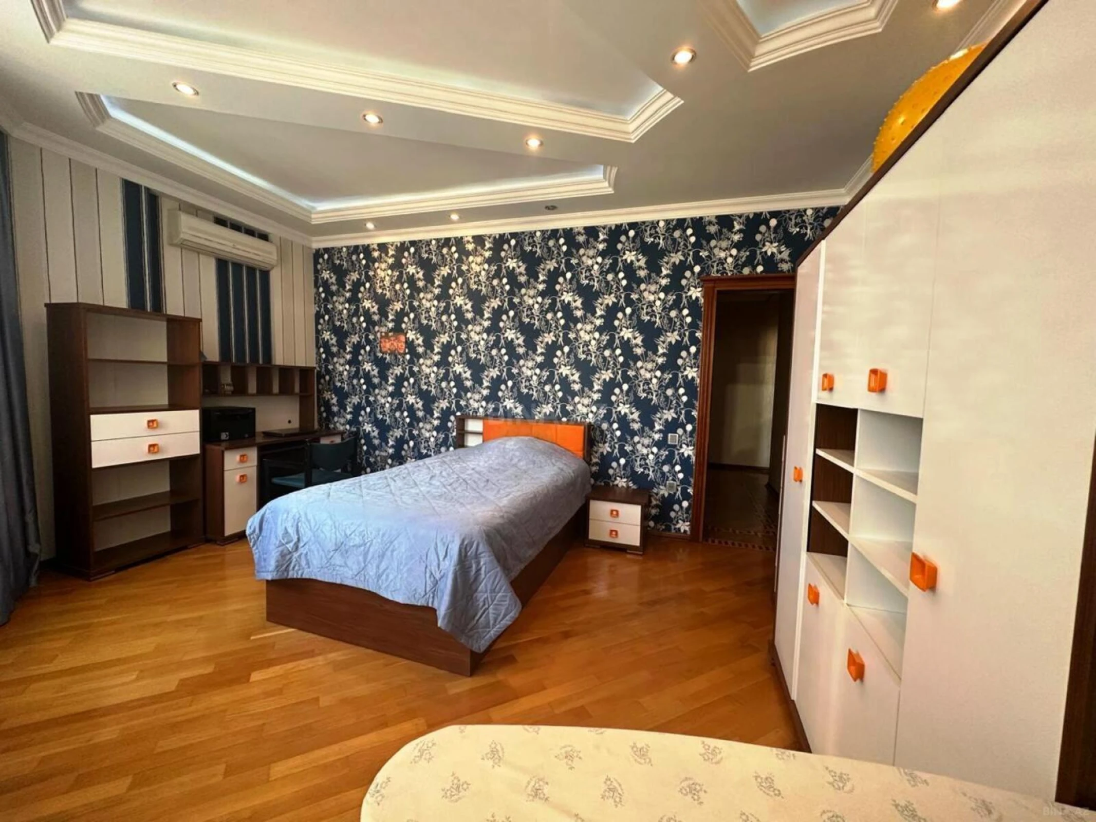 Kirayə verilir 4 otaqlı mənzil 150 m²