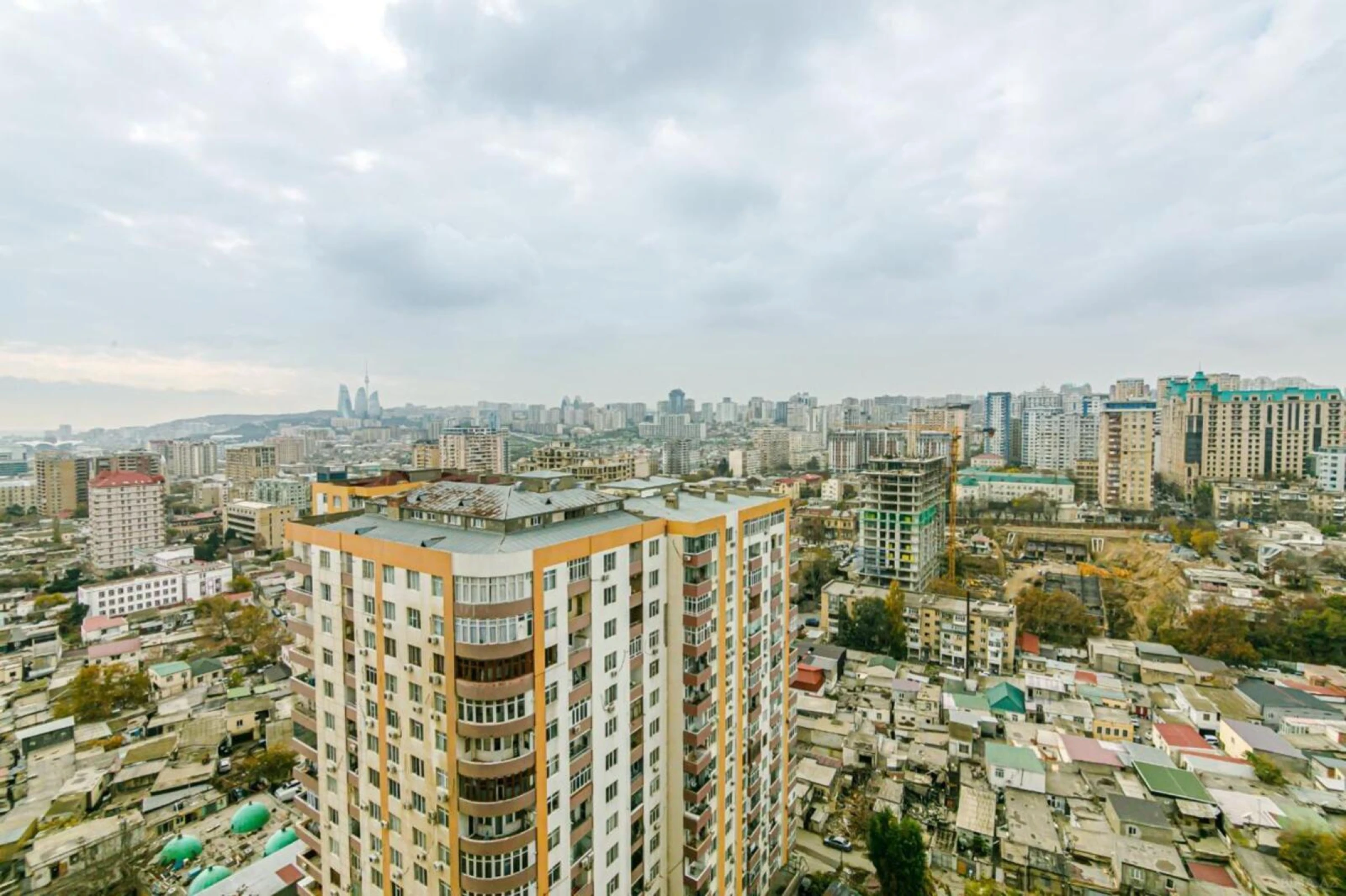 Satılır 3 otaqlı mənzil 153 m²