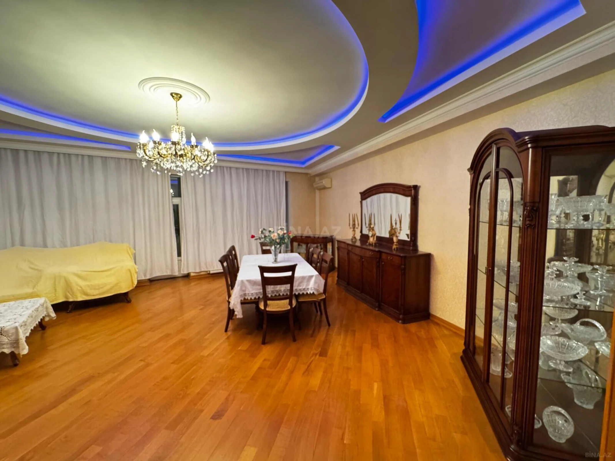 Satılır 4 otaqlı mənzil 200 m²