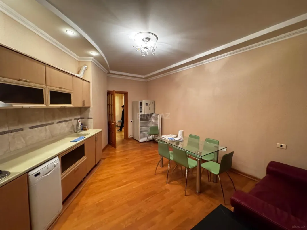 Satılır 4 otaqlı mənzil 200 m²