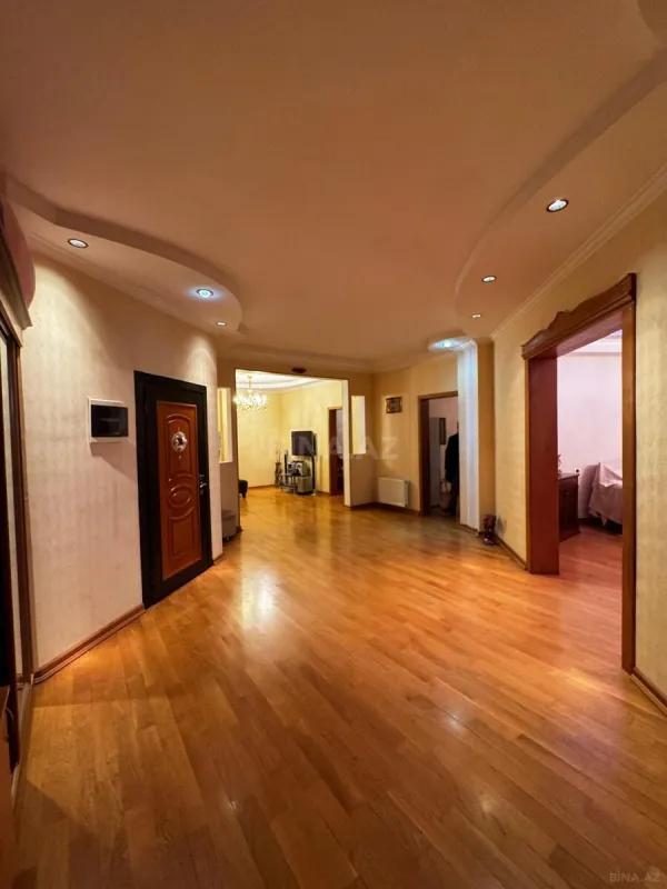 Satılır 4 otaqlı mənzil 200 m²
