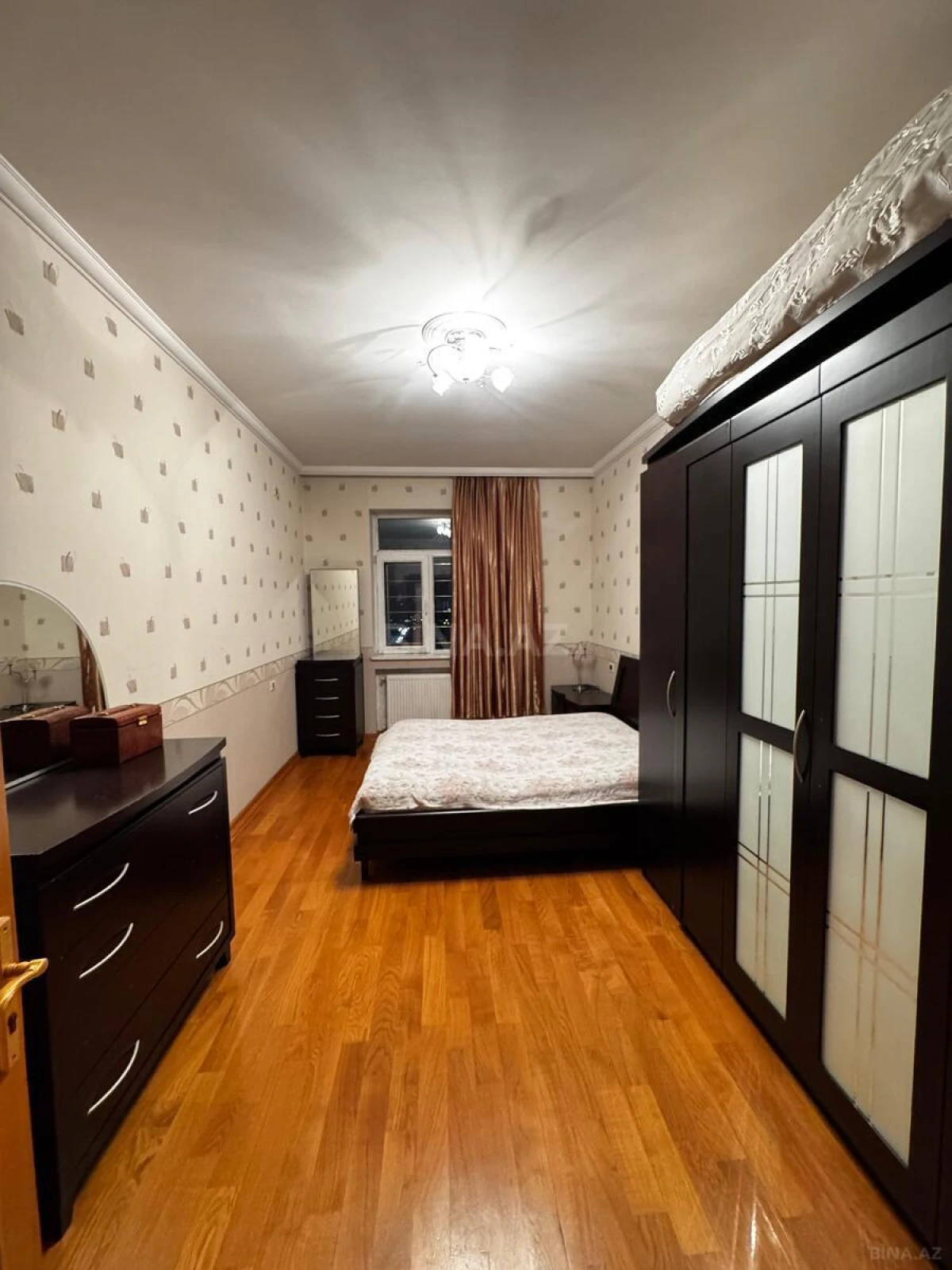 Satılır 4 otaqlı mənzil 200 m²