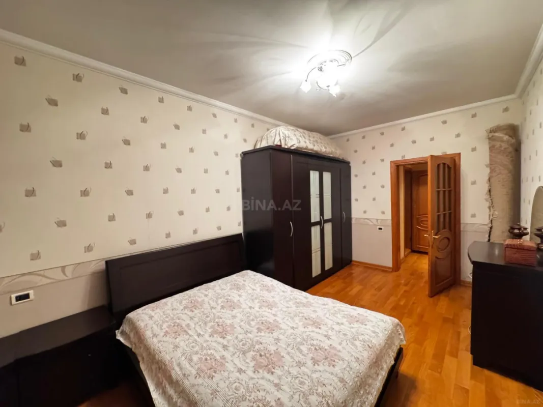 Satılır 4 otaqlı mənzil 200 m²