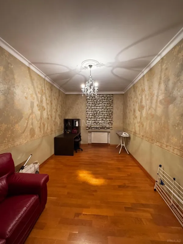 Satılır 4 otaqlı mənzil 200 m²