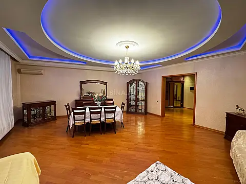 Satılır 4 otaqlı mənzil 200 m²