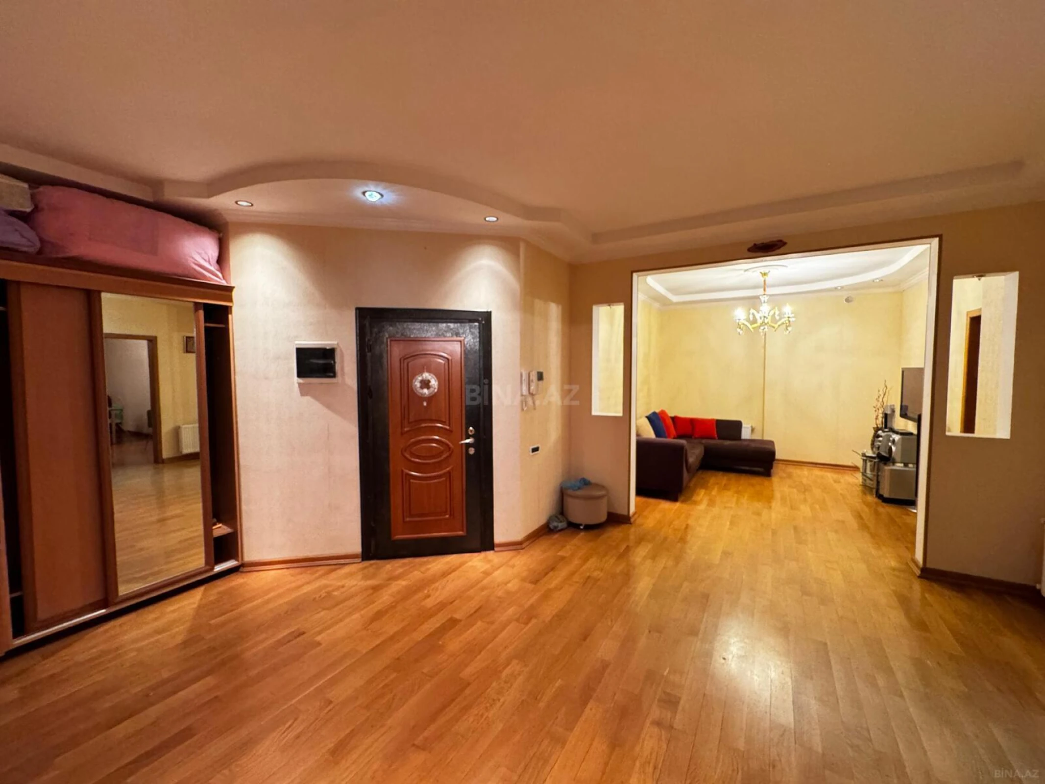 Satılır 4 otaqlı mənzil 200 m²