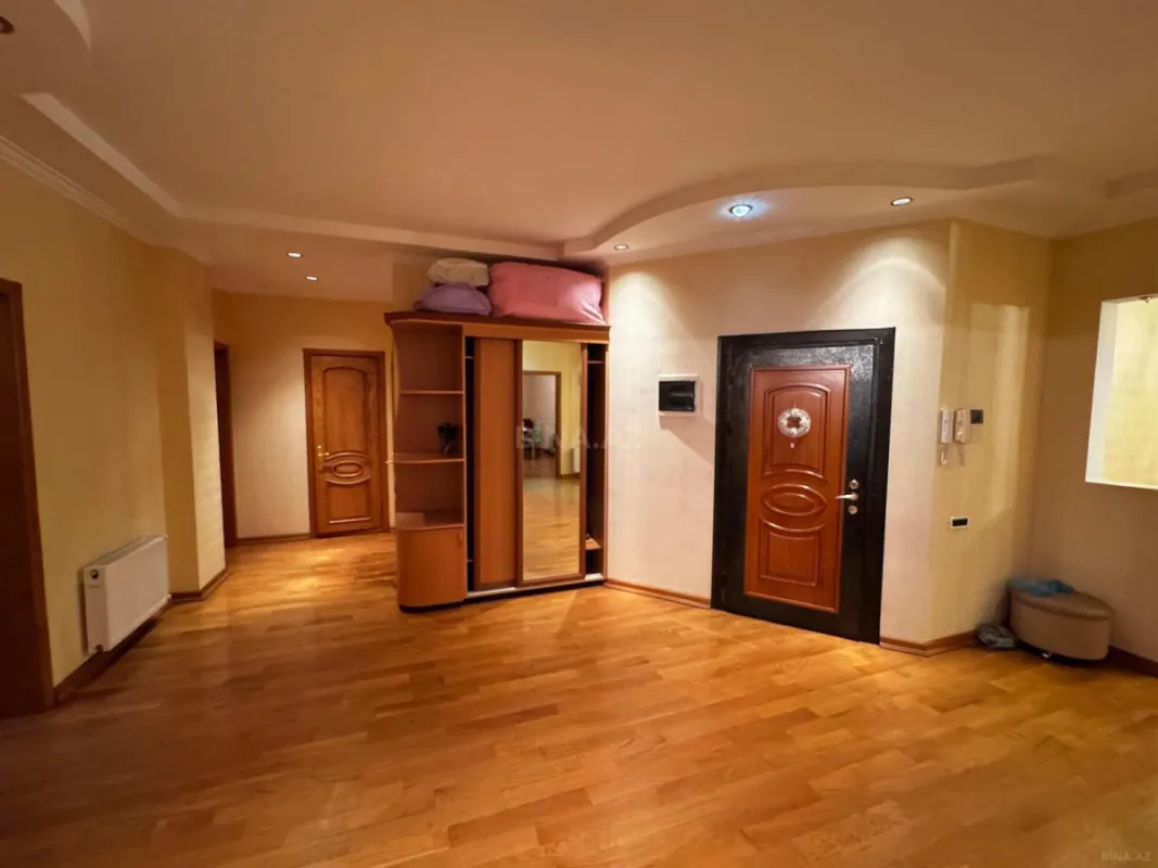 Satılır 4 otaqlı mənzil 200 m²