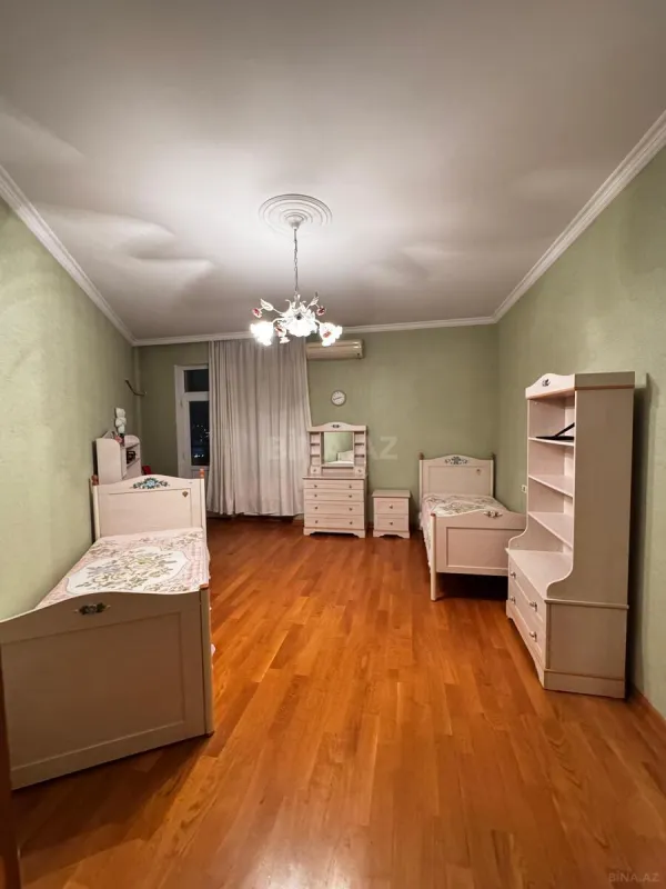 Satılır 4 otaqlı mənzil 200 m²