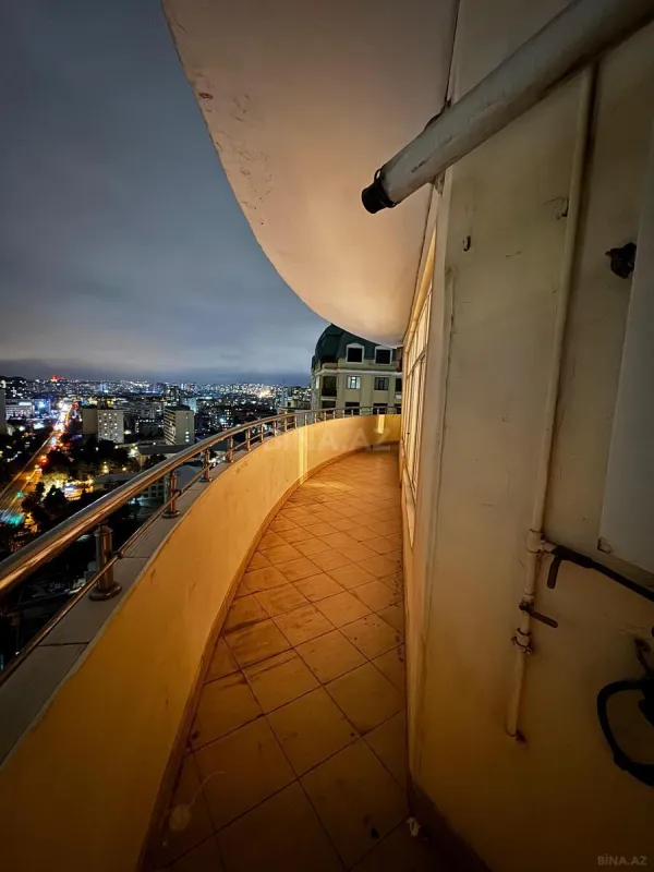 Satılır 4 otaqlı mənzil 200 m²