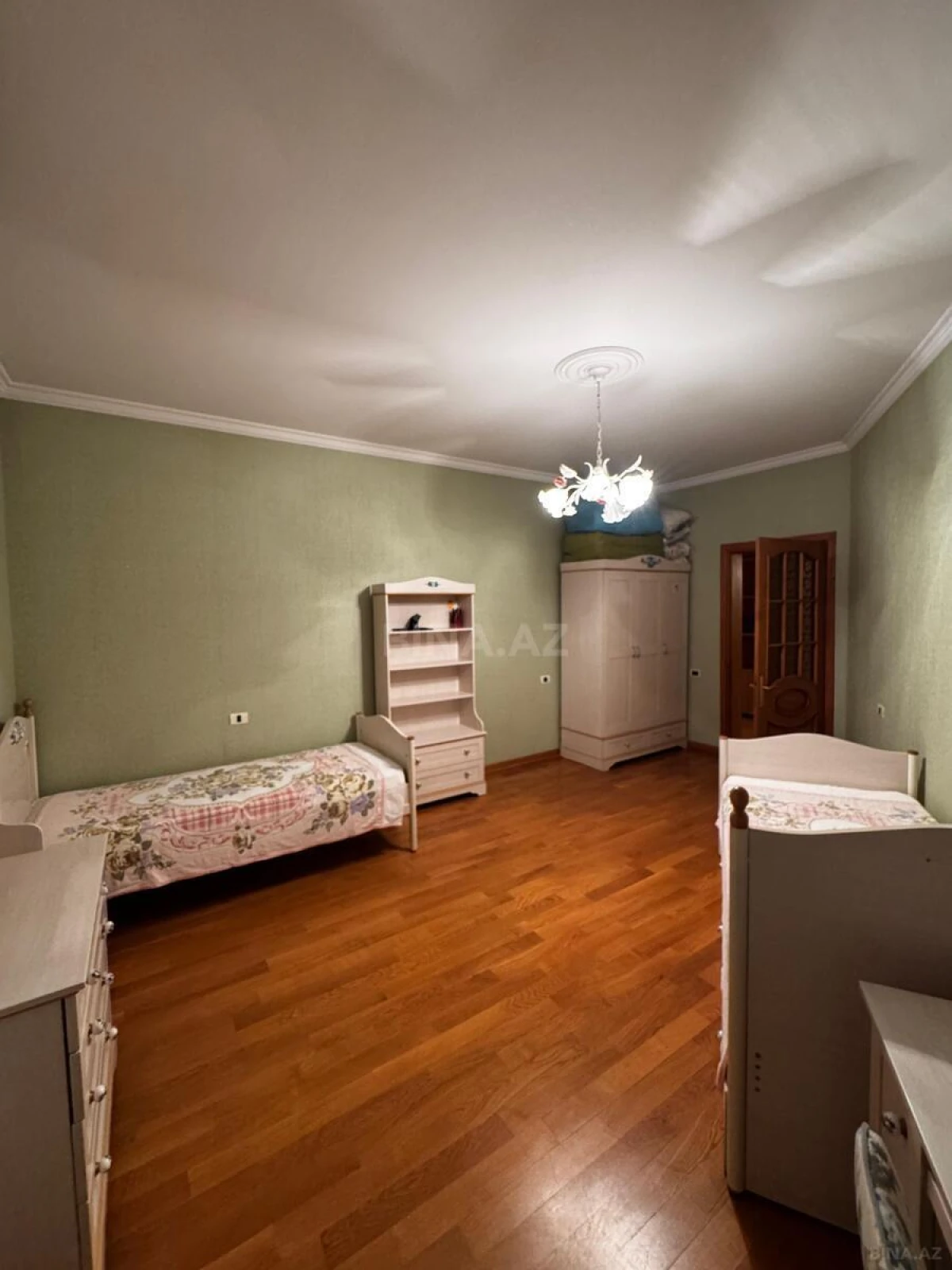 Satılır 4 otaqlı mənzil 200 m²