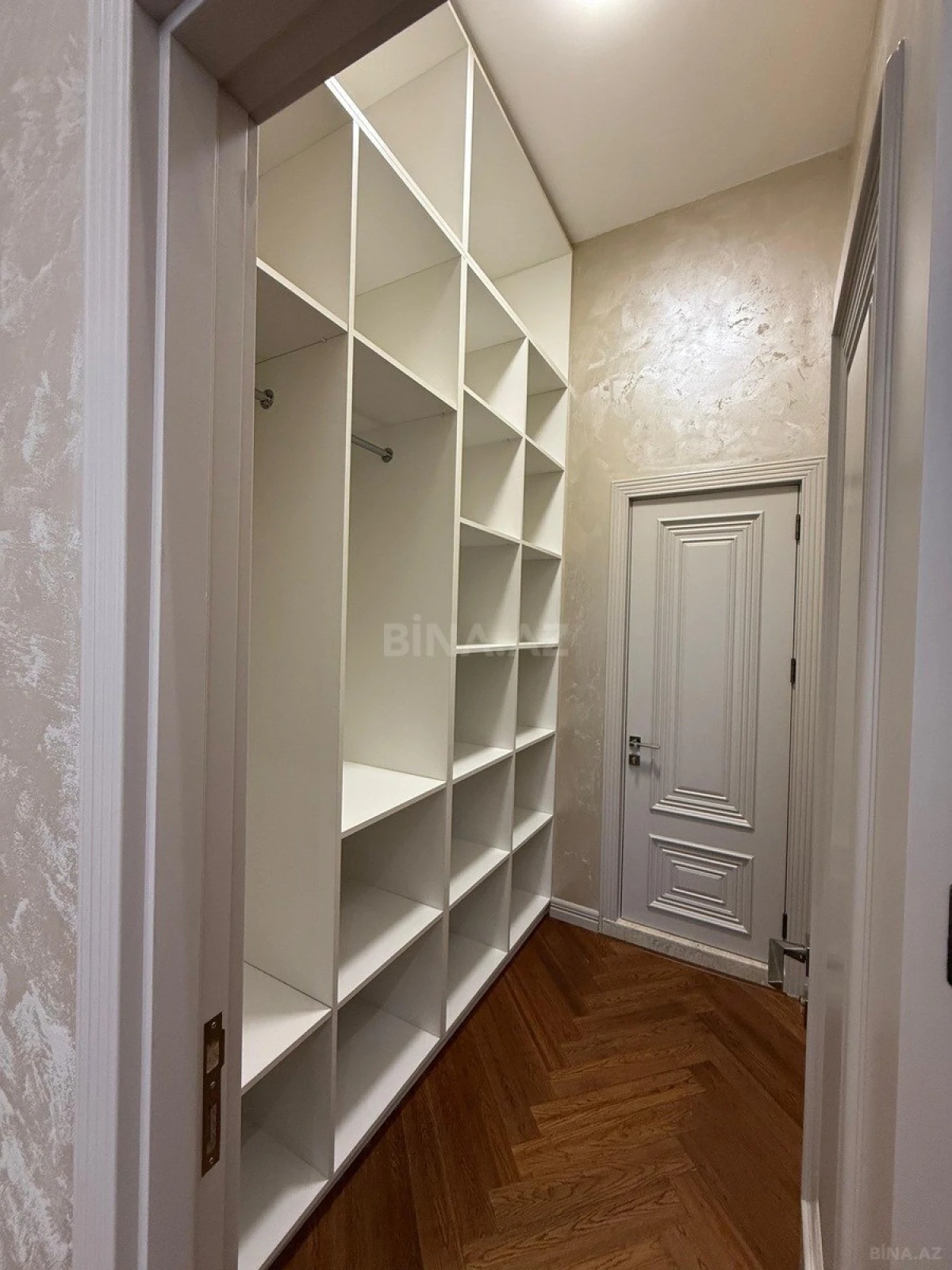Satılır 3 otaqlı mənzil 138 m²