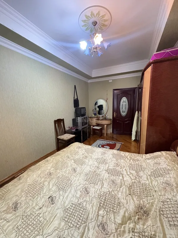 Satılır 4 otaqlı mənzil 174 m²