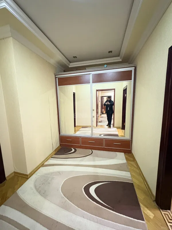 Satılır 4 otaqlı mənzil 174 m²