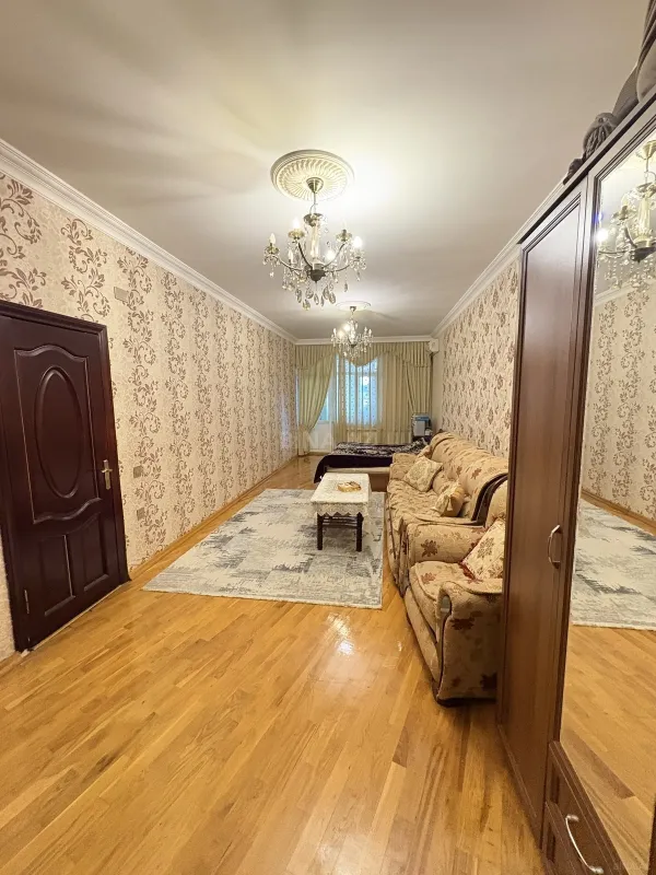 Satılır 4 otaqlı mənzil 174 m²