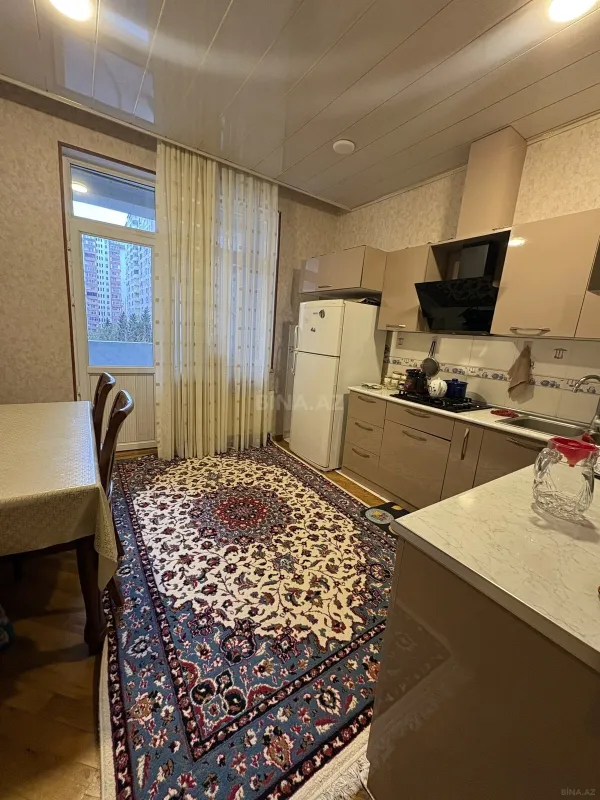 Satılır 4 otaqlı mənzil 174 m²