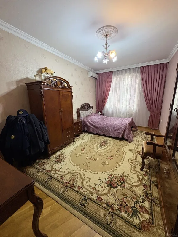 Satılır 4 otaqlı mənzil 174 m²