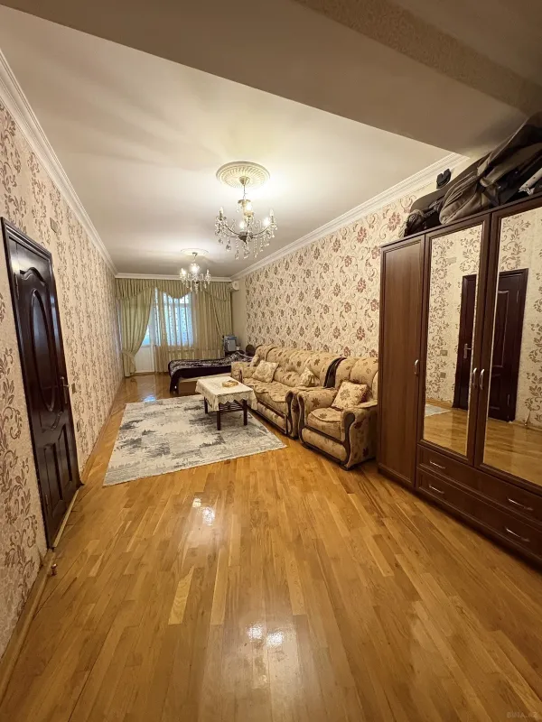 Satılır 4 otaqlı mənzil 174 m²