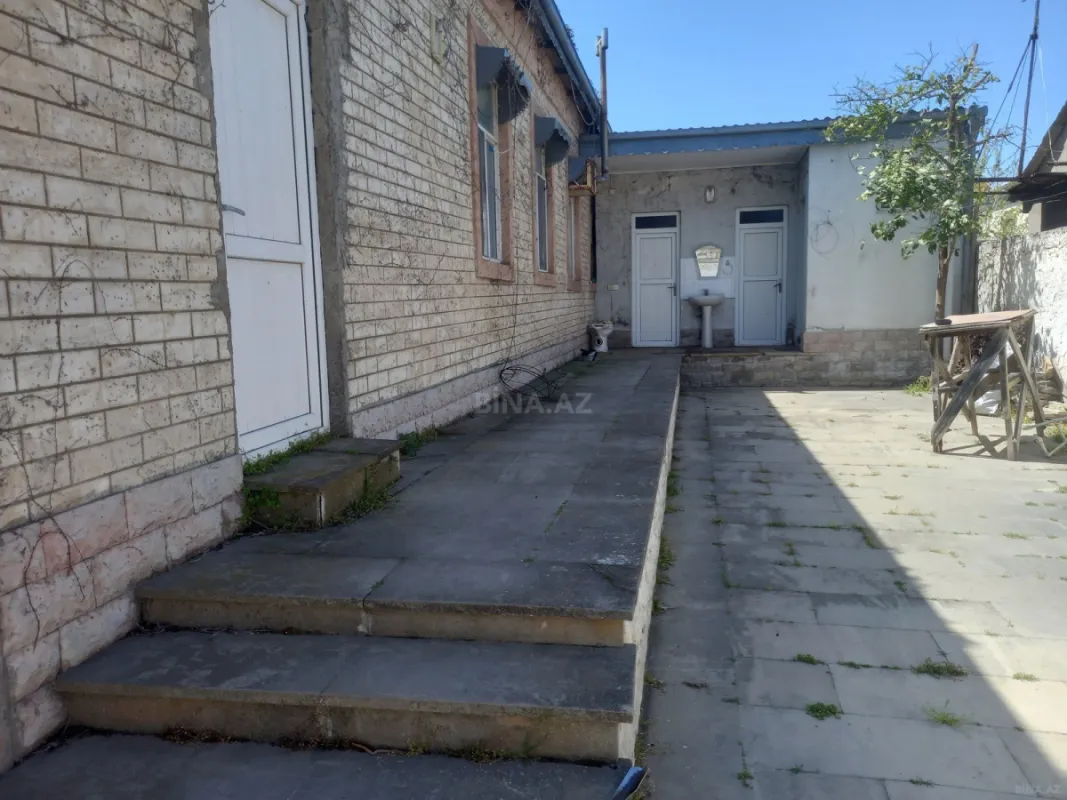 Satılır 5 otaqlı həyət evi 300 m²