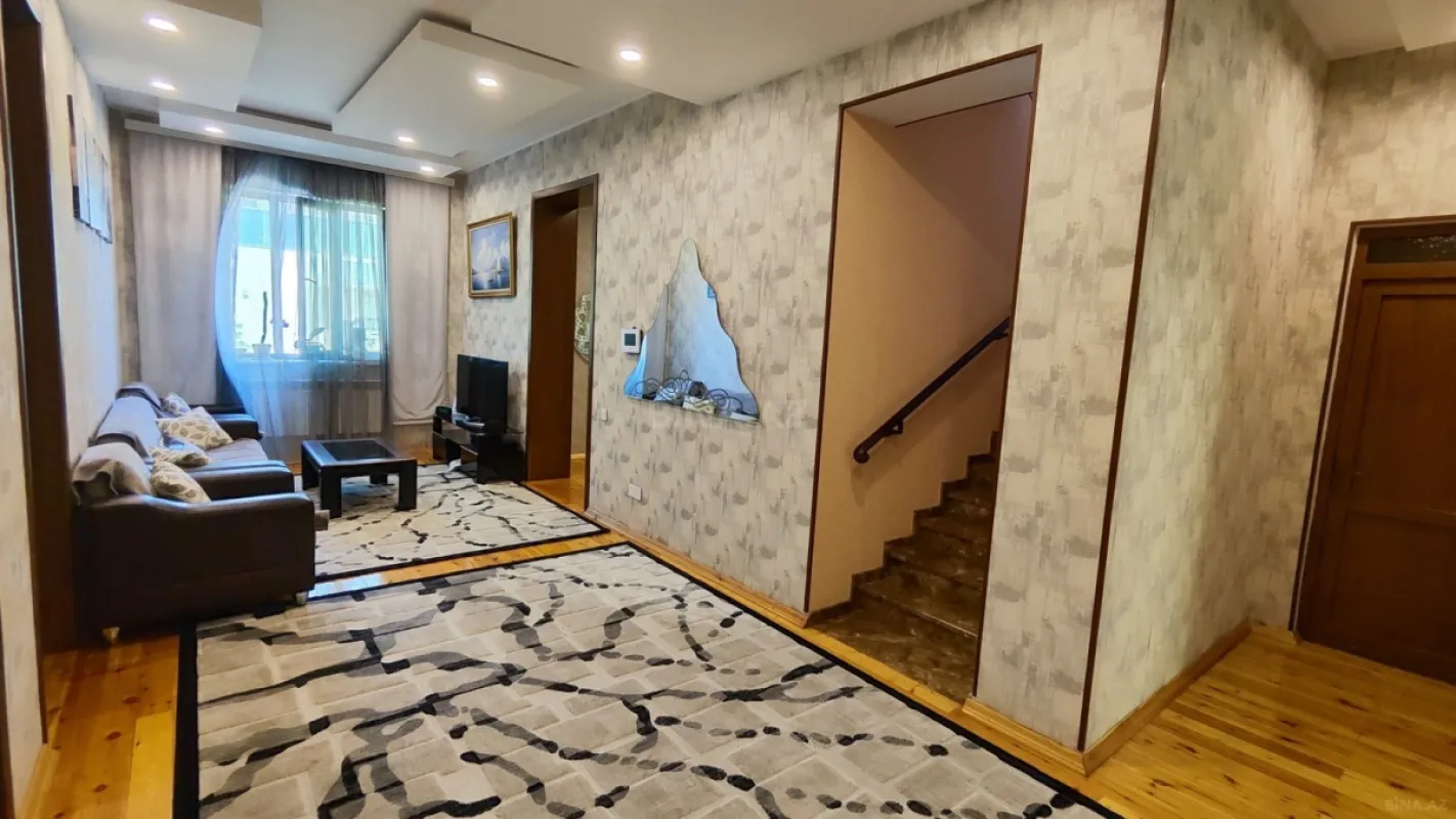Satılır 8 otaqlı həyət evi 450 m²