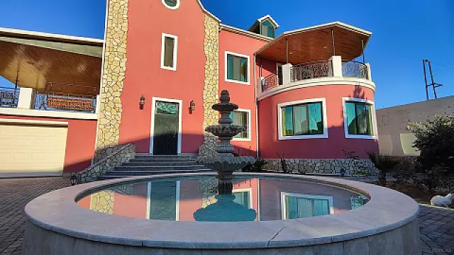 Satılır 8 otaqlı həyət evi 450 m²