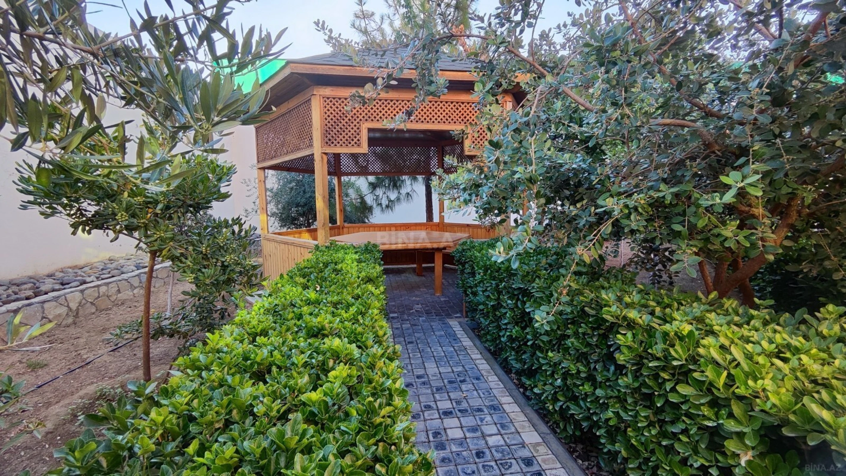 Satılır 8 otaqlı həyət evi 450 m²