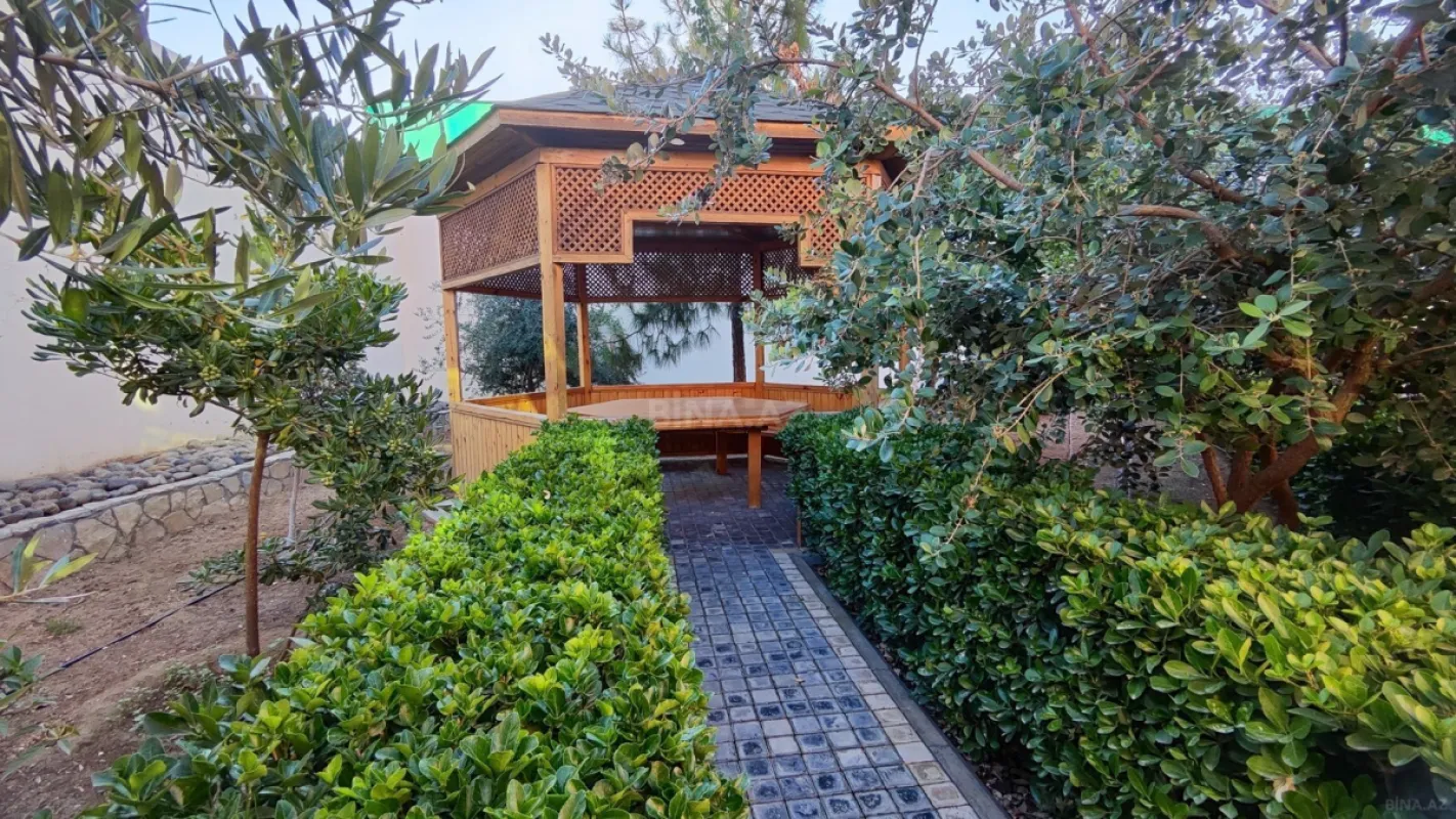 Satılır 8 otaqlı həyət evi 450 m²