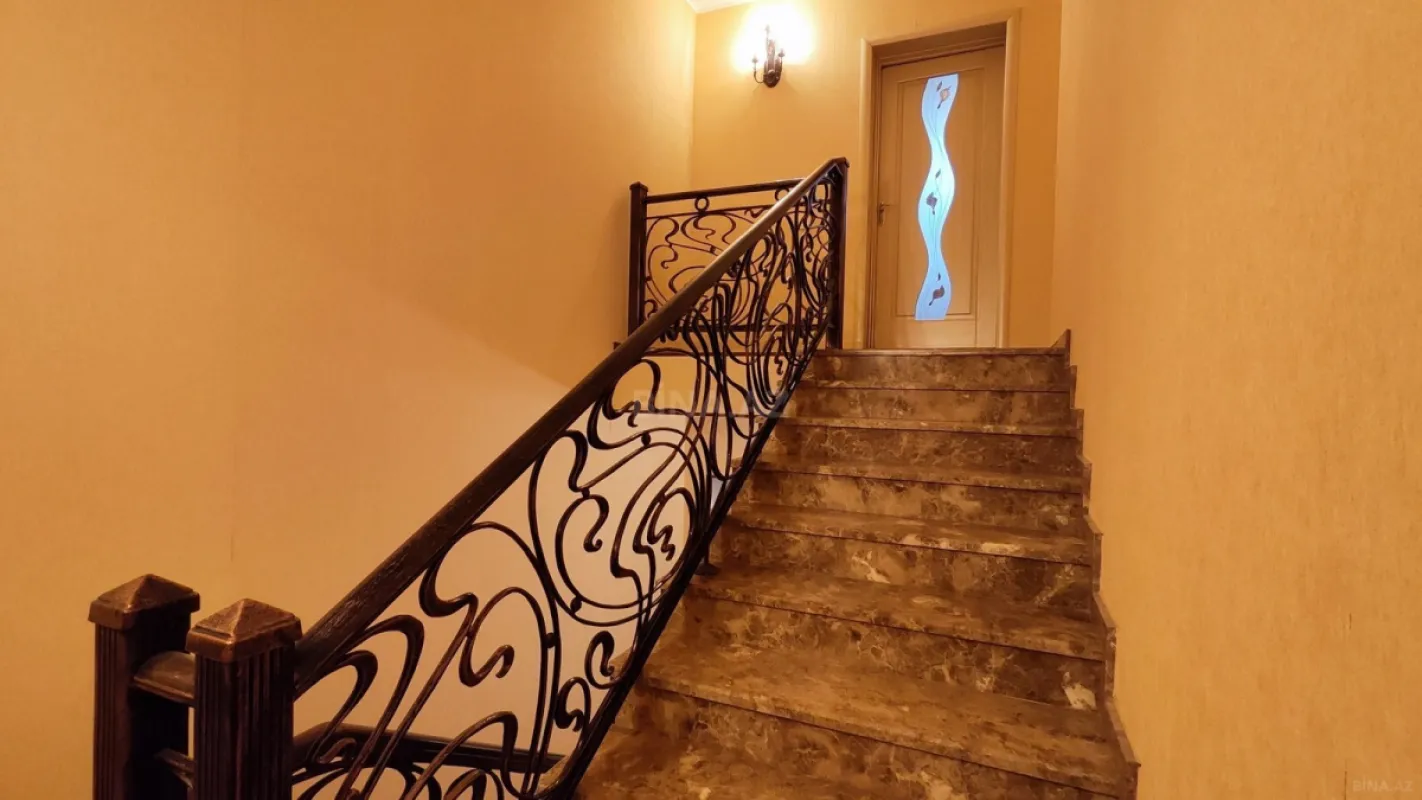 Satılır 8 otaqlı həyət evi 450 m²