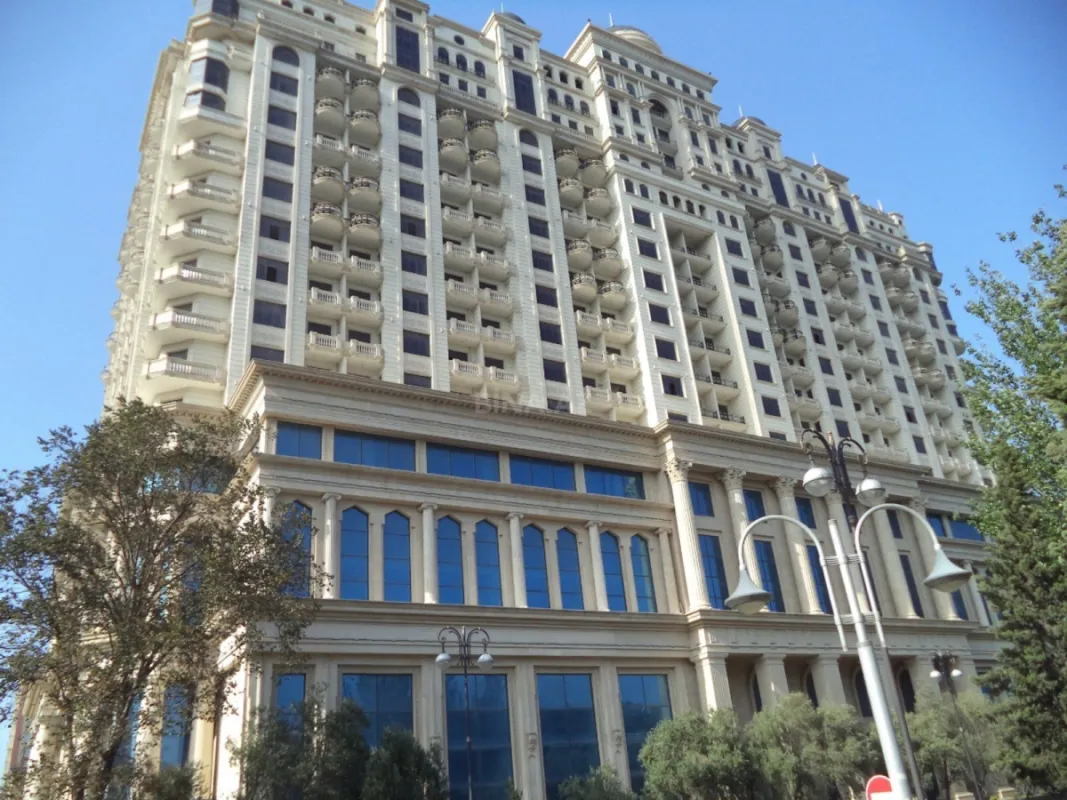 Satılır 4 otaqlı mənzil 152.8 m²