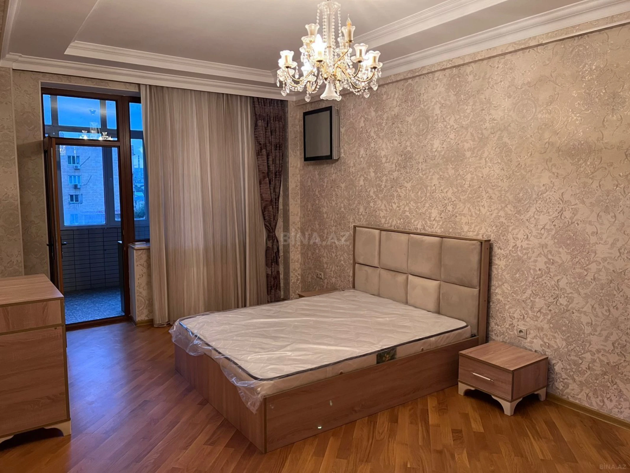 Kirayə verilir 2 otaqlı mənzil 121 m²