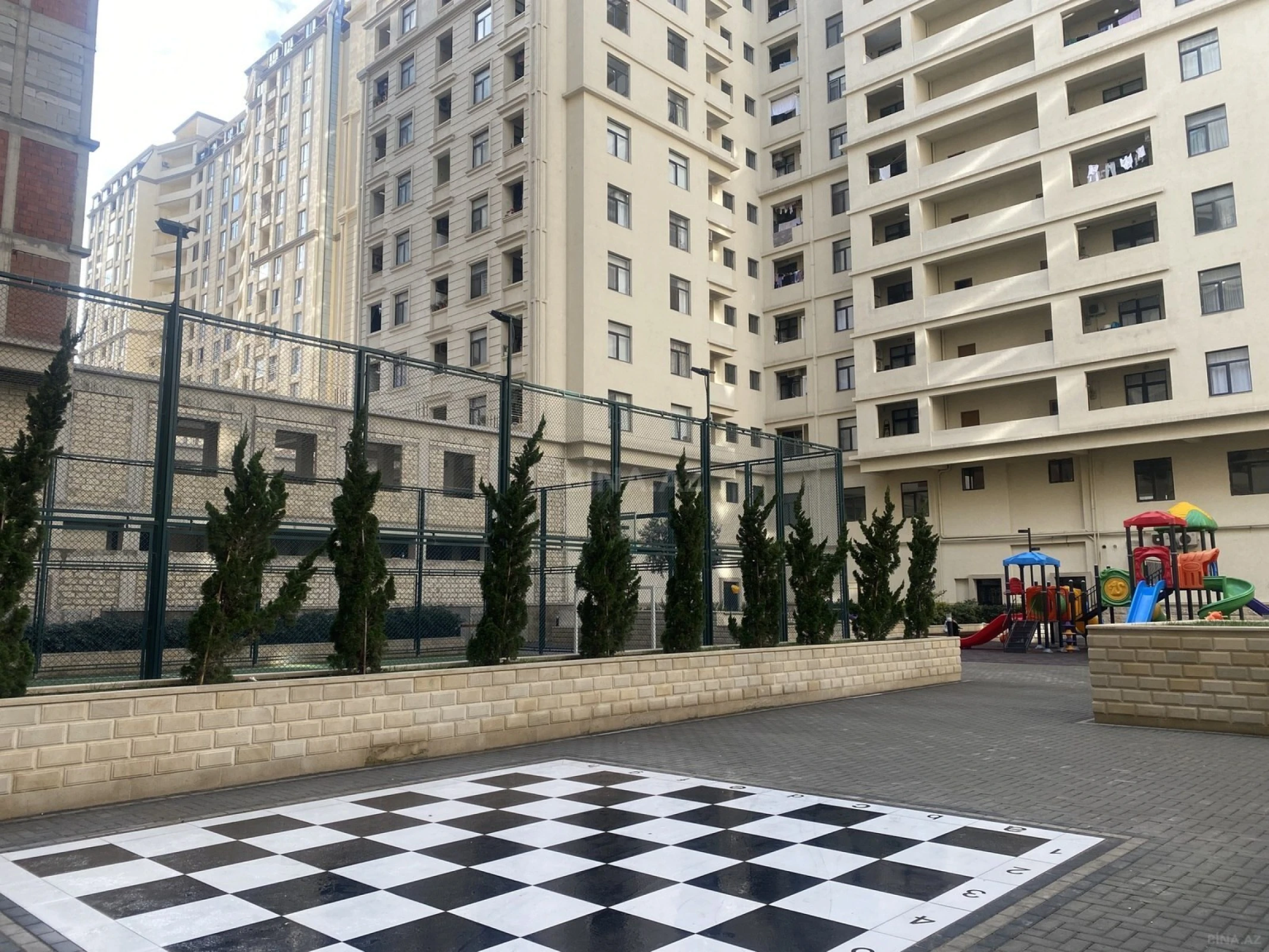 Satılır 3 otaqlı mənzil 142 m²