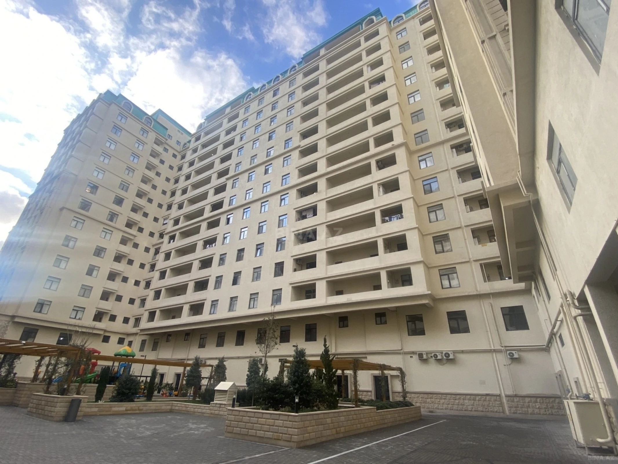 Satılır 3 otaqlı mənzil 142 m²