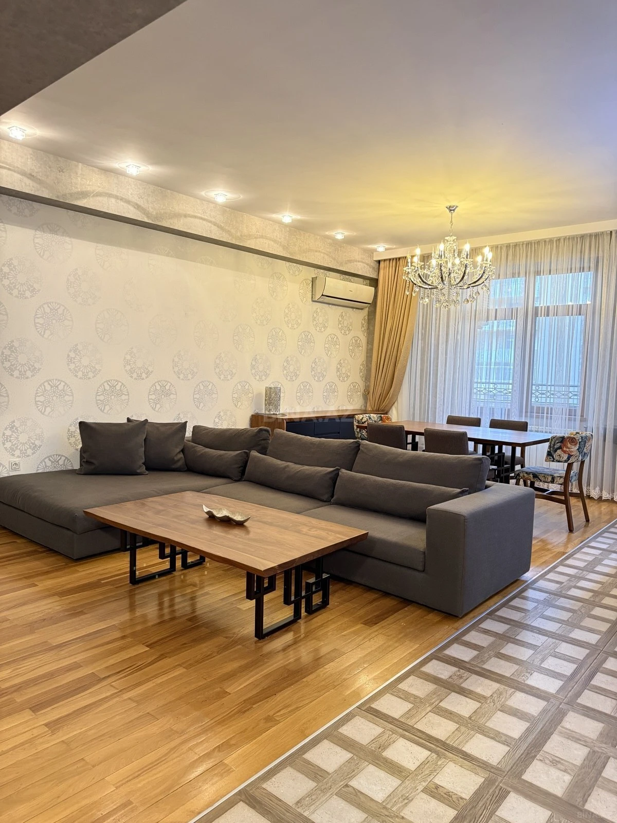 Kirayə verilir 3 otaqlı mənzil 135 m²