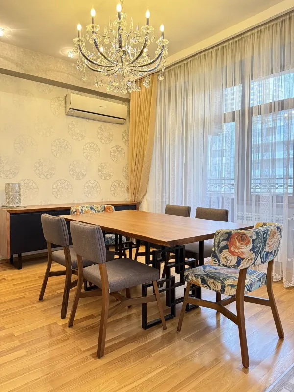 Kirayə verilir 3 otaqlı mənzil 135 m²
