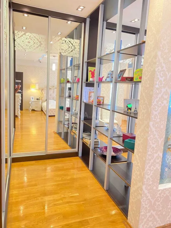 Kirayə verilir 3 otaqlı mənzil 180 m²