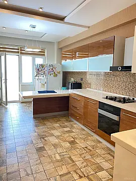 Kirayə verilir 3 otaqlı mənzil 180 m²