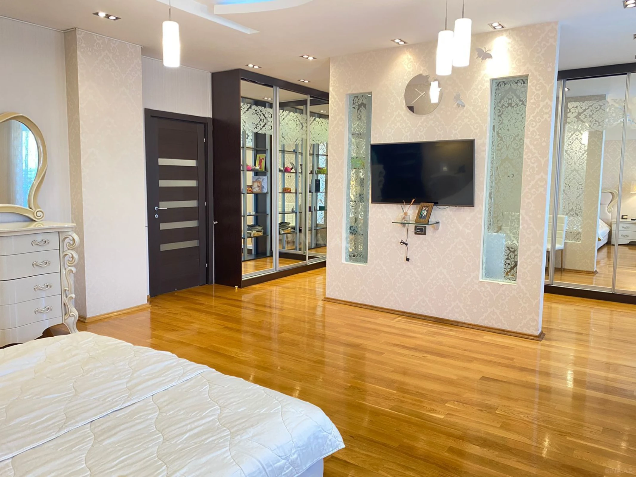 Kirayə verilir 3 otaqlı mənzil 180 m²