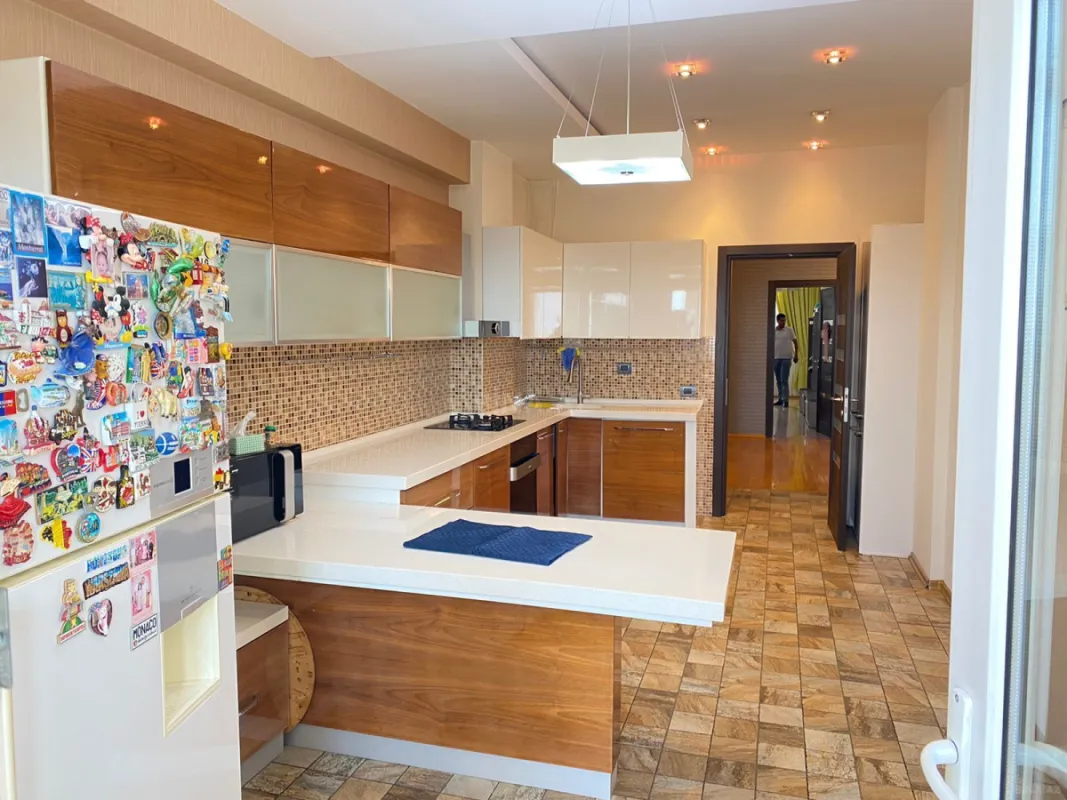 Kirayə verilir 3 otaqlı mənzil 180 m²