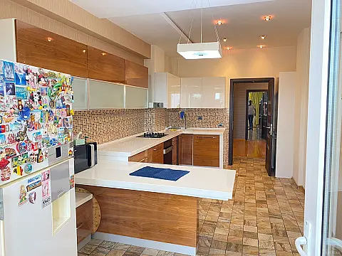 Kirayə verilir 3 otaqlı mənzil 180 m²