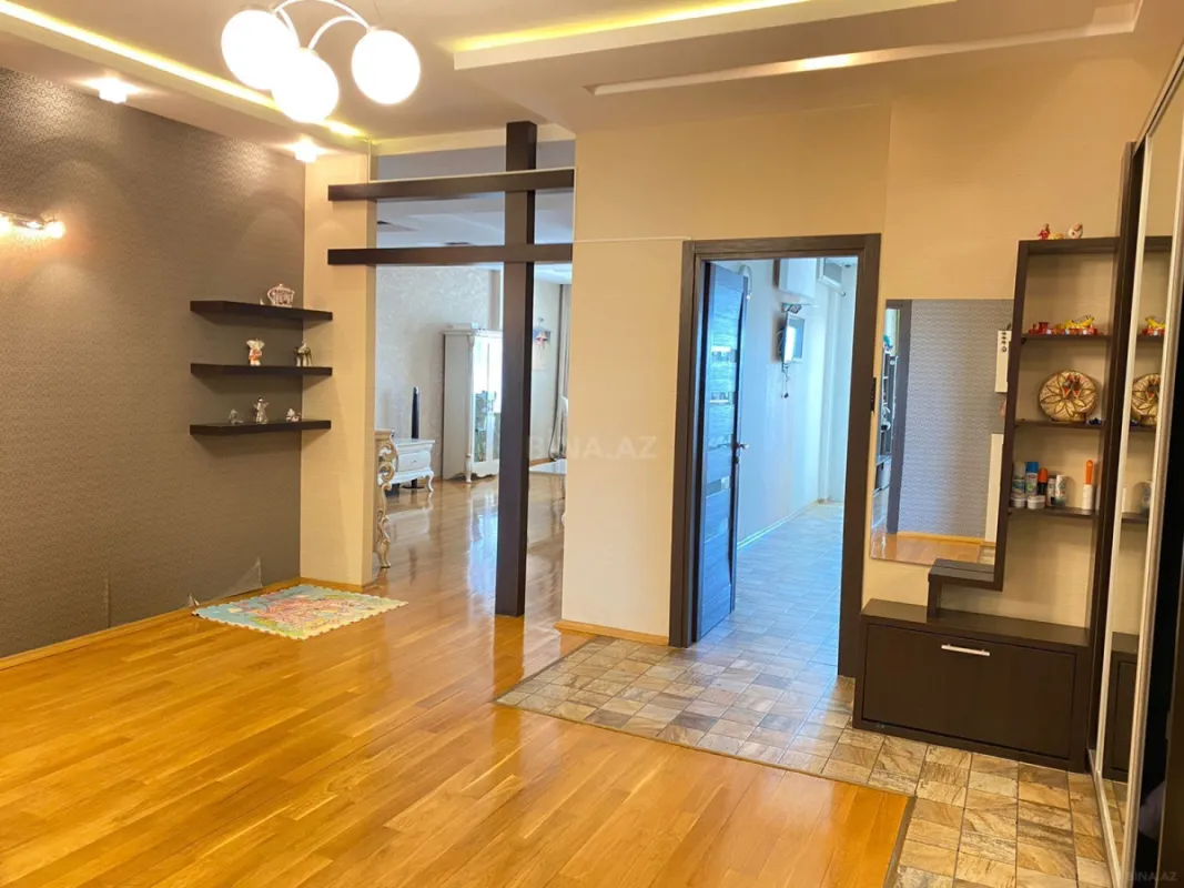 Kirayə verilir 3 otaqlı mənzil 180 m²