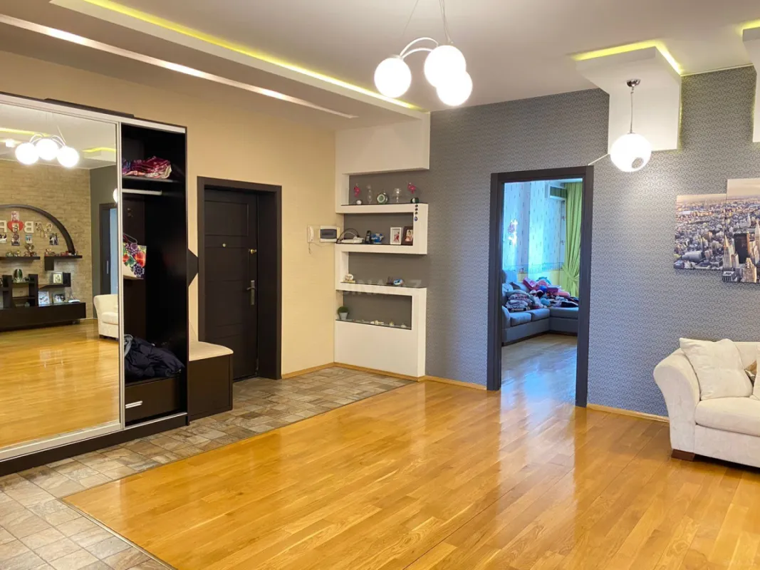 Kirayə verilir 3 otaqlı mənzil 180 m²