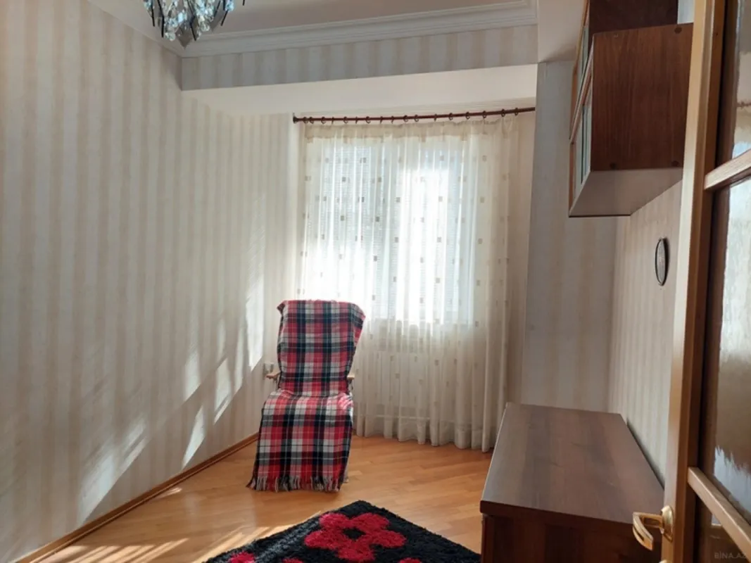 Kirayə verilir 4 otaqlı mənzil 150 m²