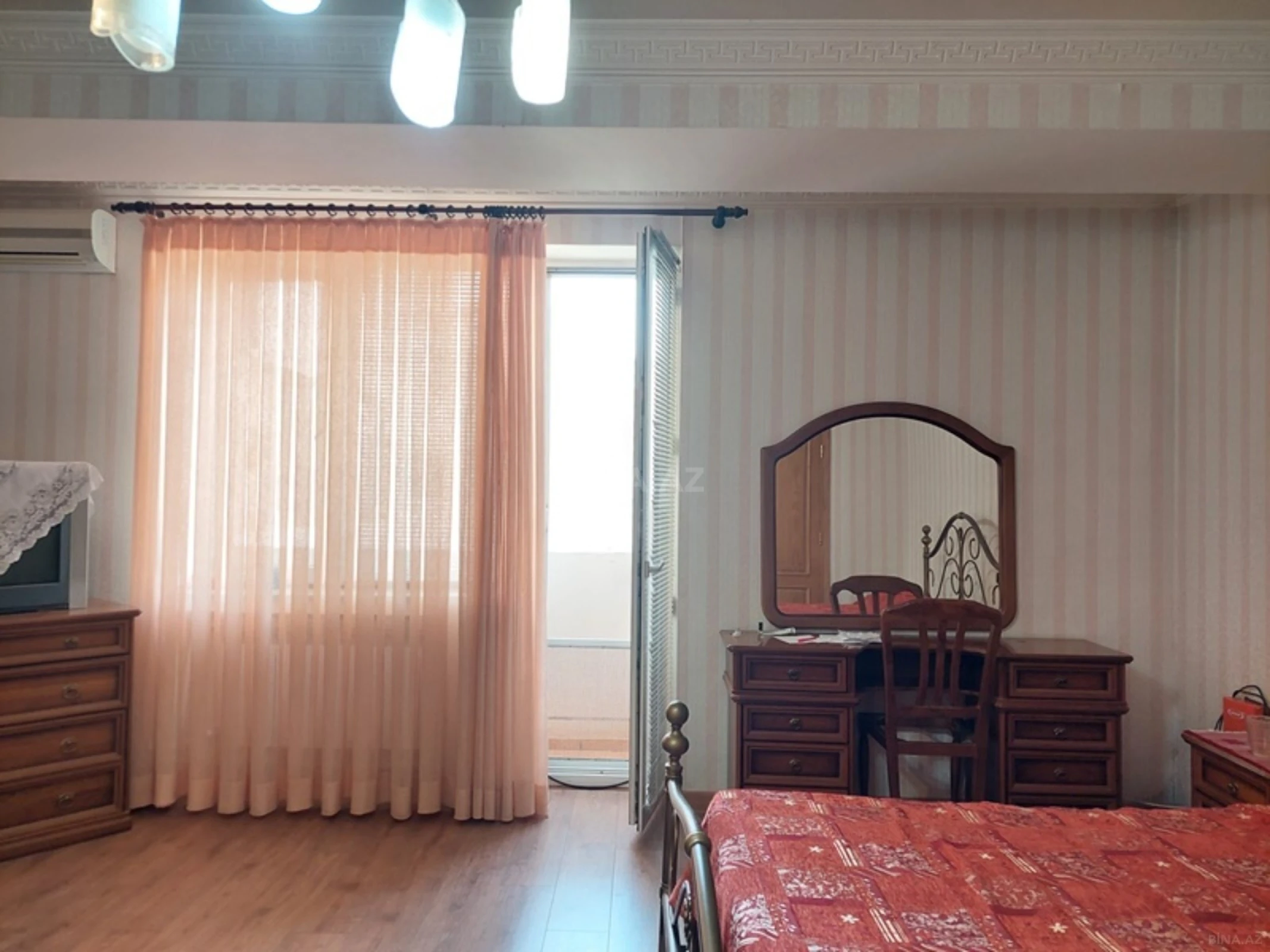 Kirayə verilir 4 otaqlı mənzil 150 m²