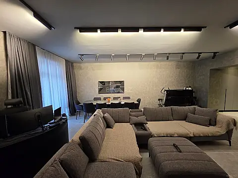 Satılır 3 otaqlı mənzil 145 m²