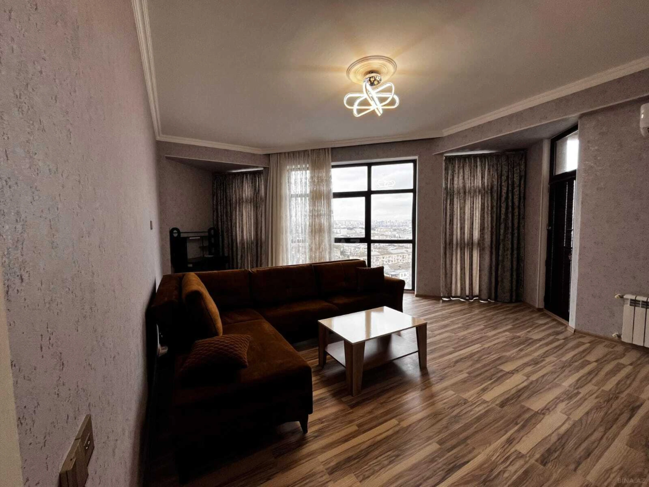 Kirayə verilir 2 otaqlı mənzil 86 m²