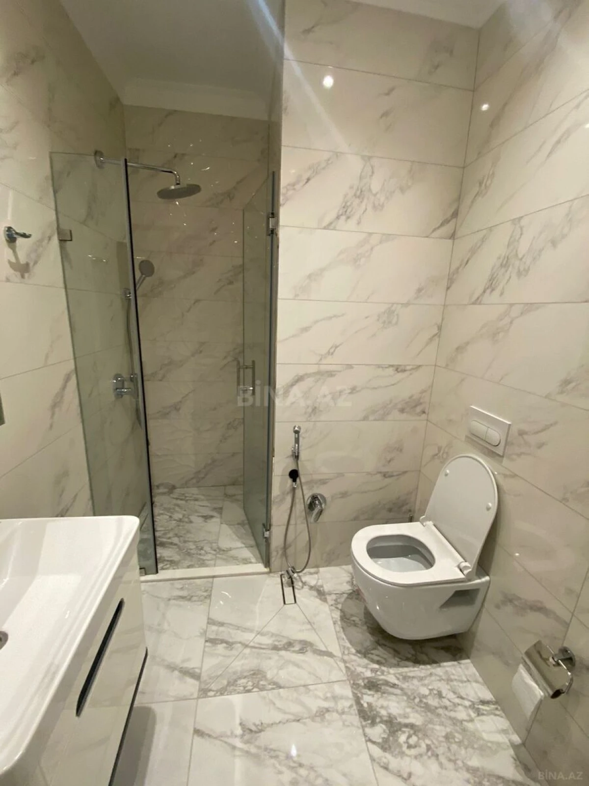 Kirayə verilir 4 otaqlı mənzil 200 m²