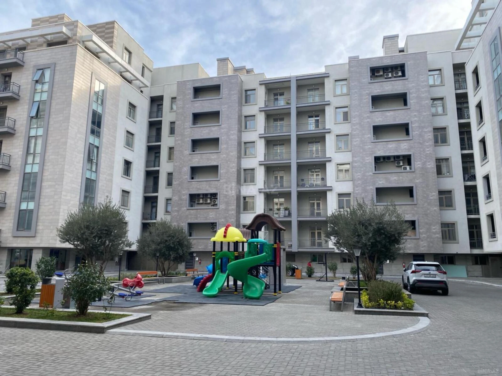 Kirayə verilir 4 otaqlı mənzil 200 m²